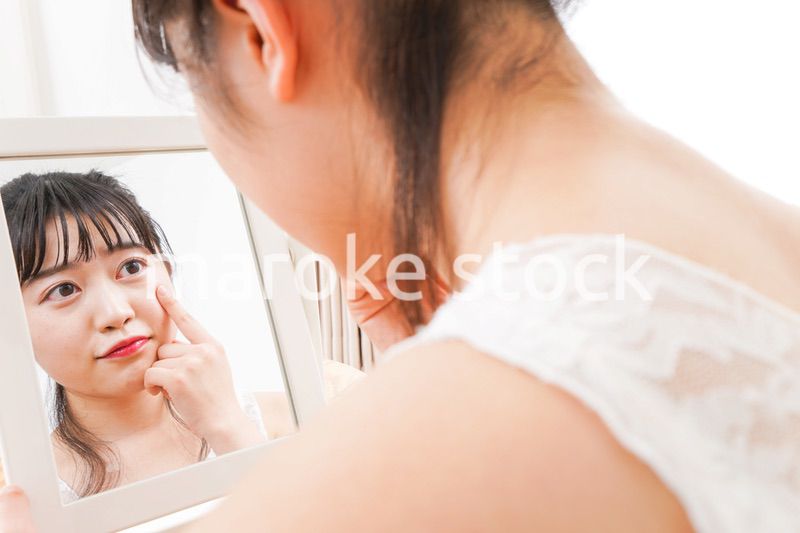 スキンケアをする若い女性