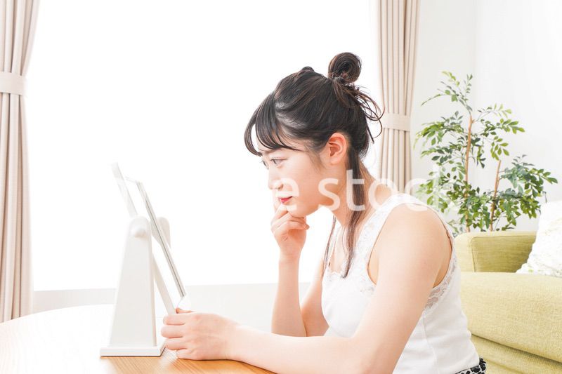 スキンケア・メイクをする若い女性