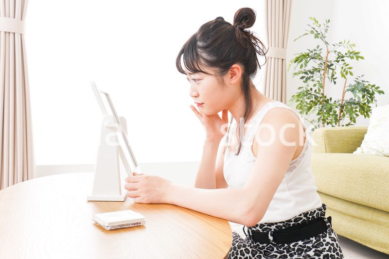 スキンケアをする若い女性