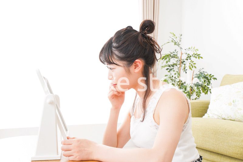 スキンケアをする若い女性