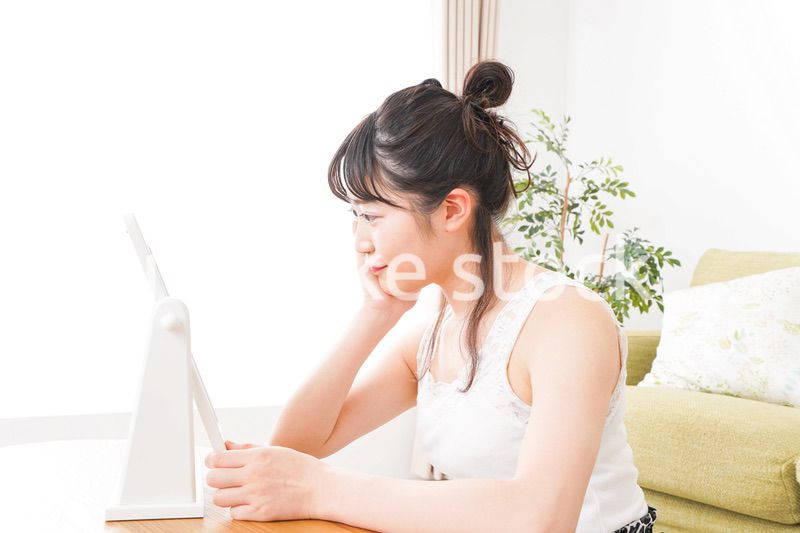 スキンケアをする若い女性