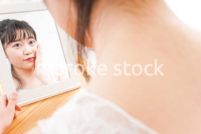 スキンケアをする若い女性