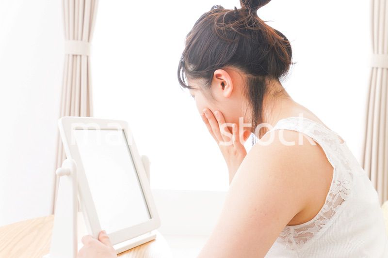 スキンケアをする若い女性