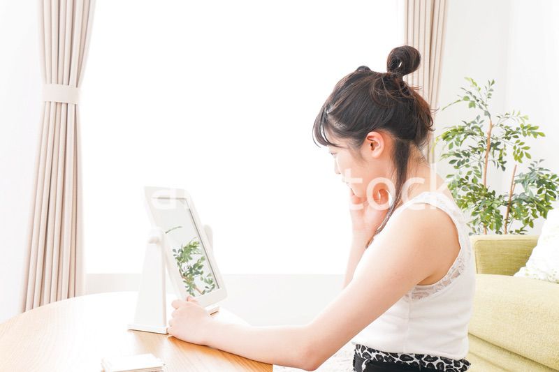 スキンケアをする若い女性