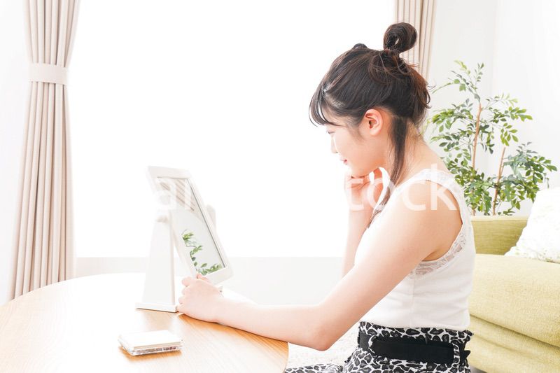 スキンケアをする若い女性