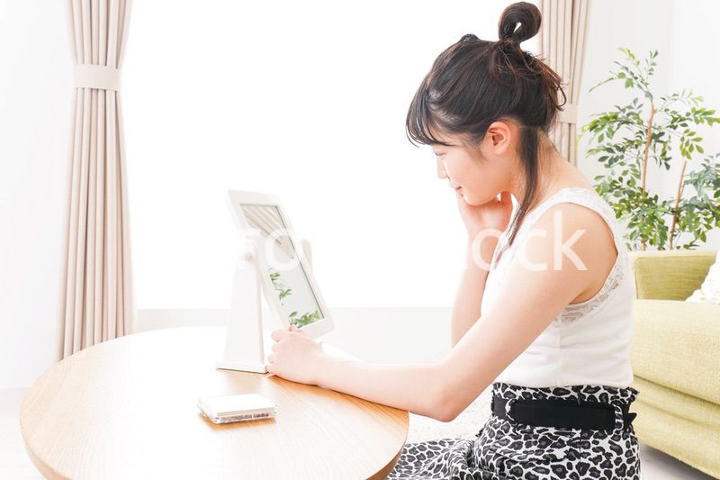 スキンケアをする若い女性