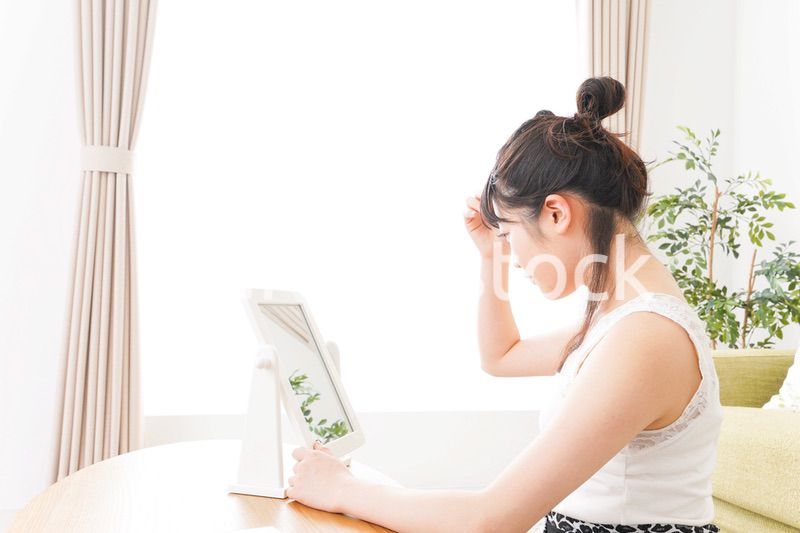 スキンケア・メイクをする若い女性