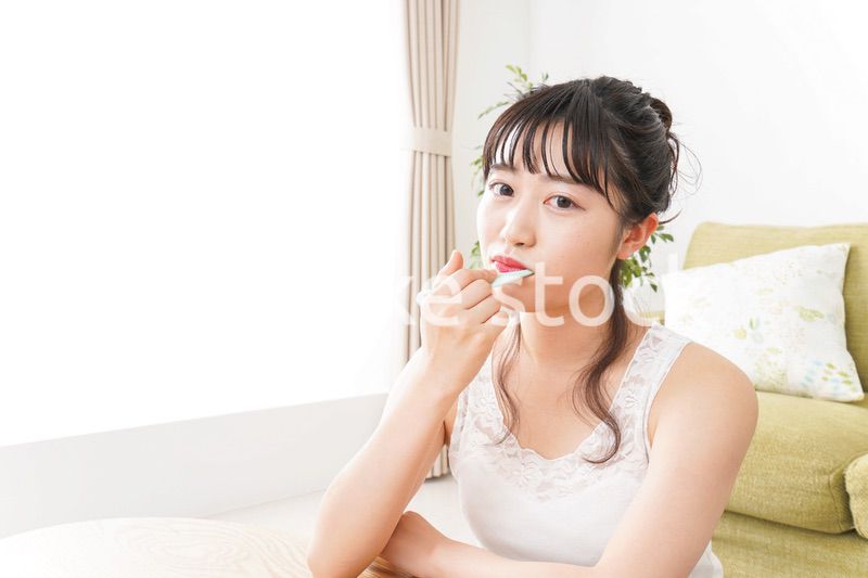 歯磨きをする若い女性