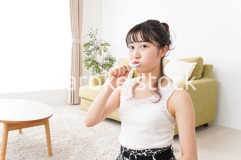 歯磨きをする若い女性