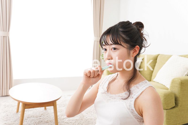 歯磨きをする若い女性