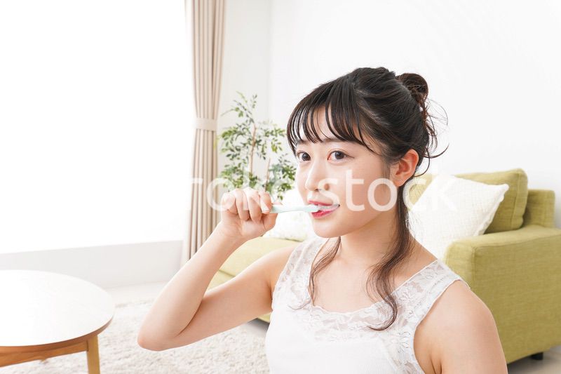 歯磨きをする若い女性