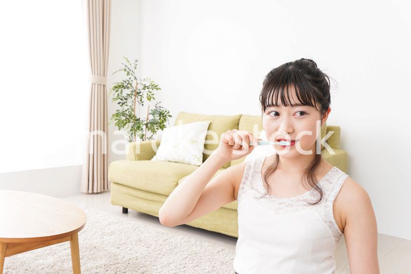 歯磨きをする若い女性