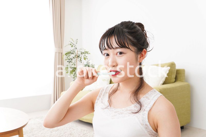 歯磨きをする若い女性