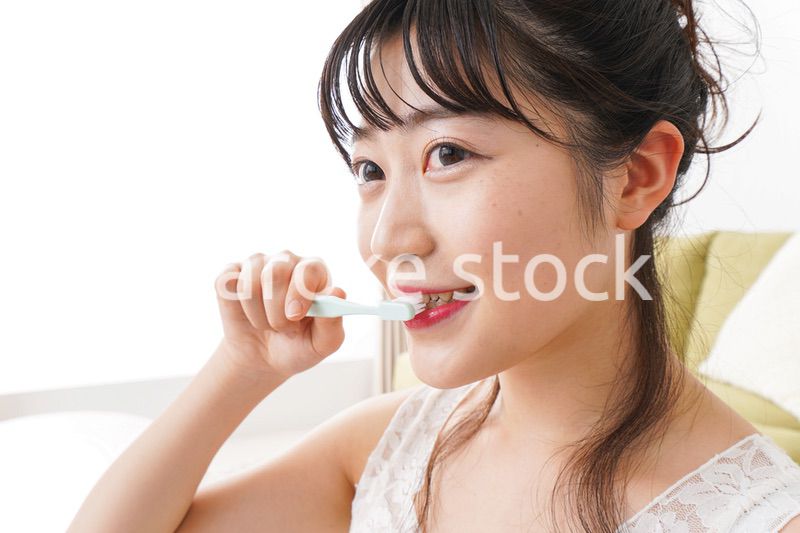 歯磨きをする若い女性