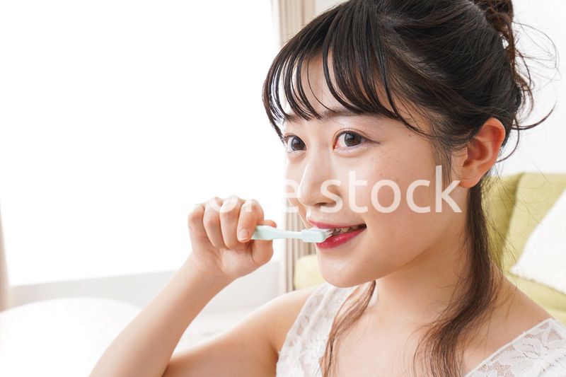 歯磨きをする若い女性