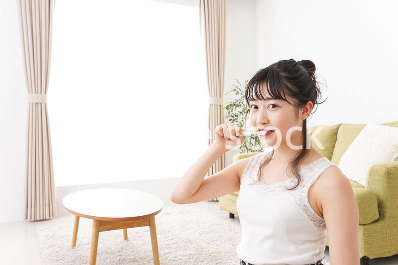 歯磨きをする若い女性