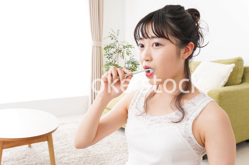 歯磨きをする若い女性