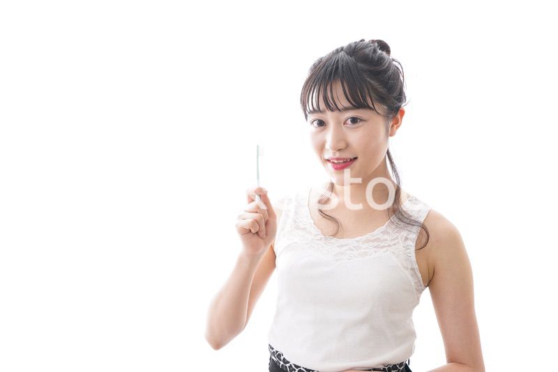 歯磨きをする若い女性