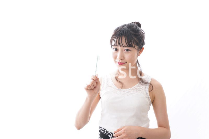 歯磨きをする若い女性