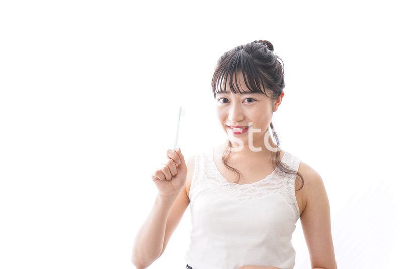 歯磨きをする若い女性