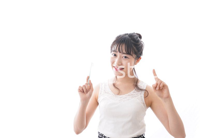 歯磨きをする若い女性