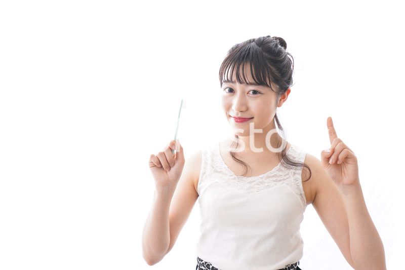 歯磨きをする若い女性