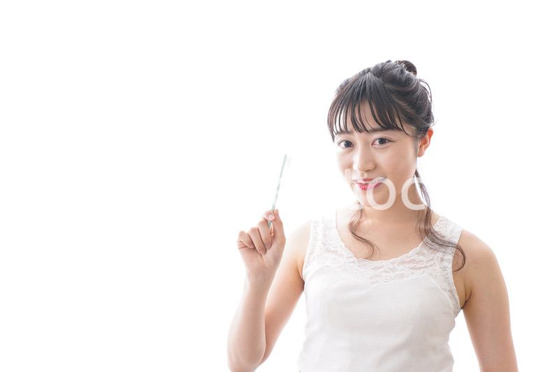 歯磨きをする若い女性