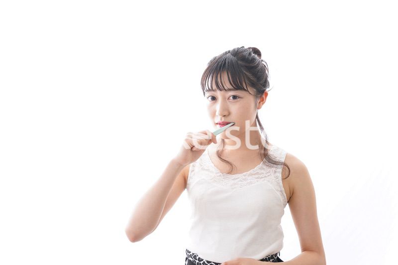 歯磨きをする若い女性