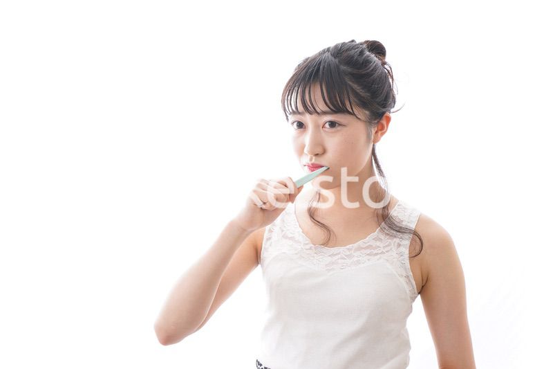 歯磨きをする若い女性