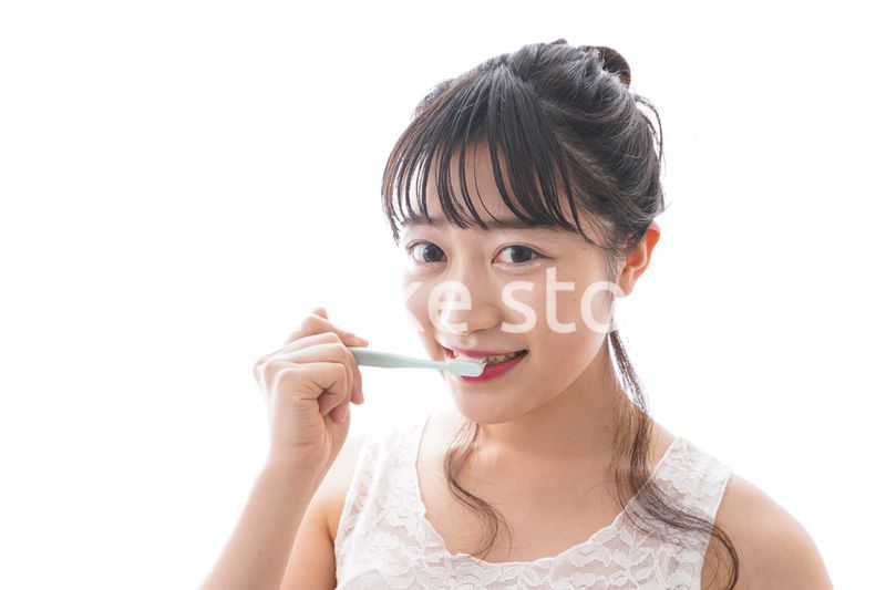 歯磨きをする若い女性