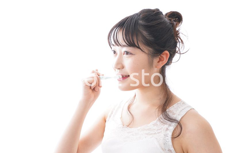 歯磨きをする若い女性