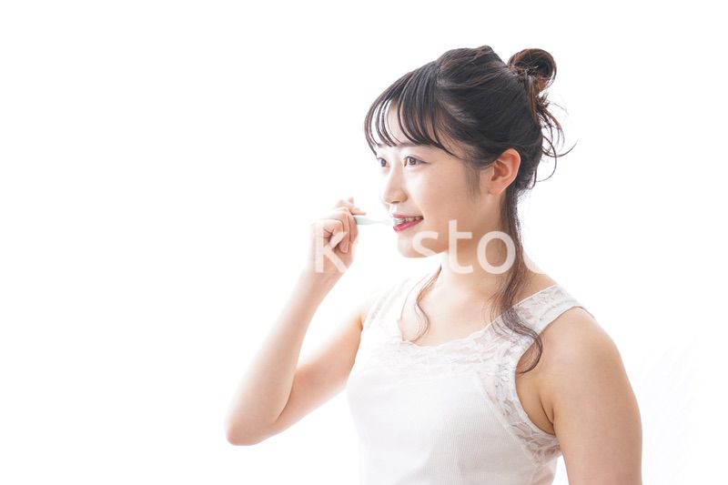 歯磨きをする若い女性