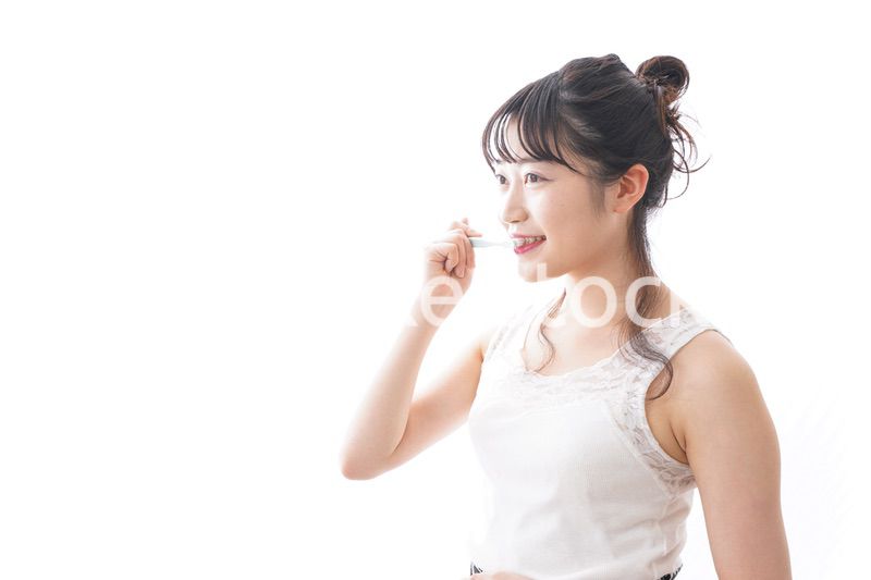 歯磨きをする若い女性