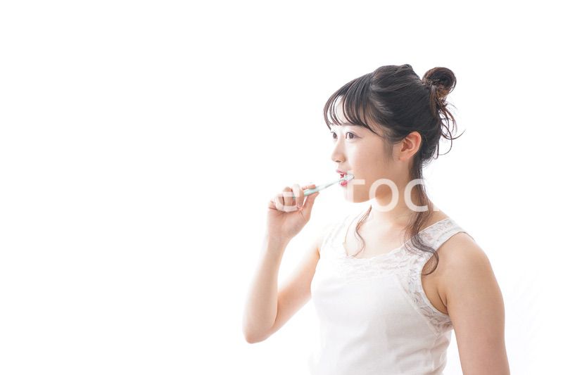 歯磨きをする若い女性