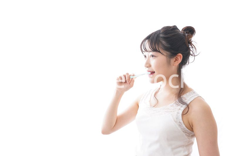 歯磨きをする若い女性