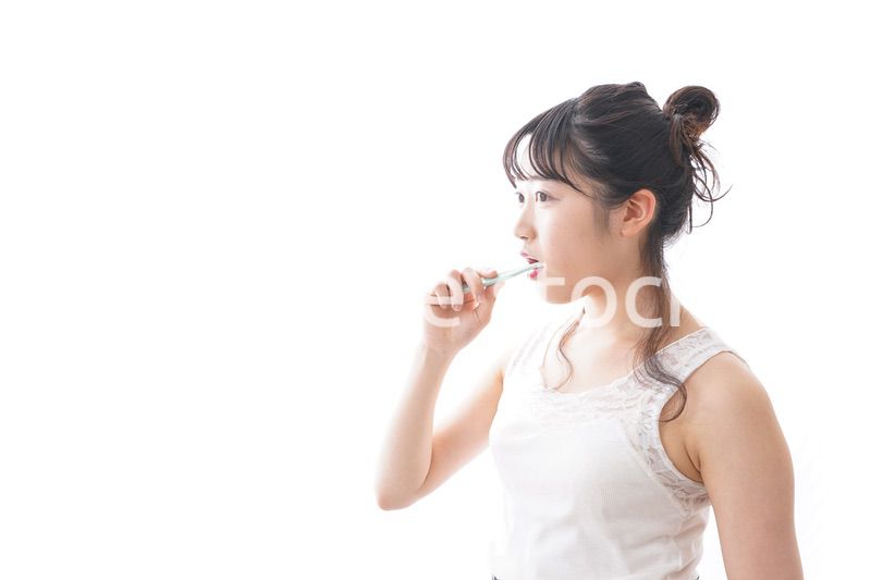 歯磨きをする若い女性