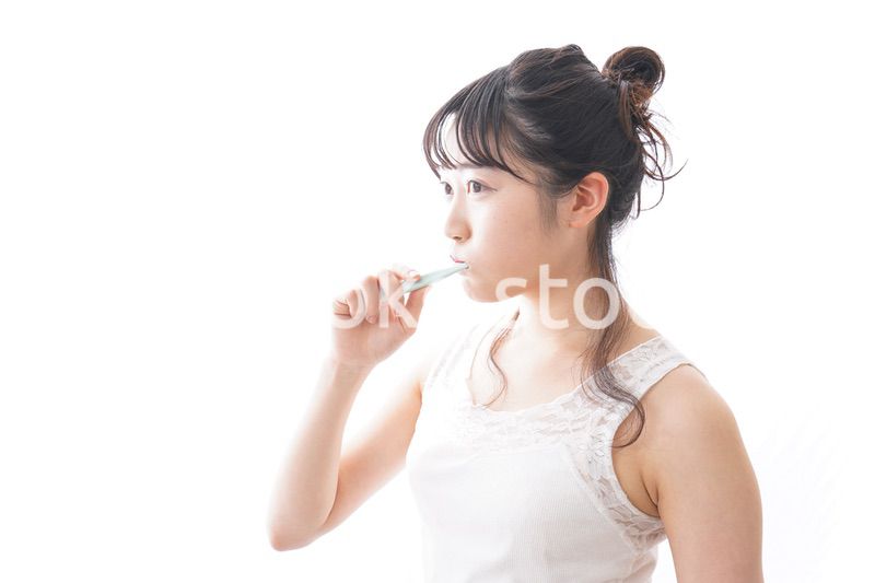 歯磨きをする若い女性