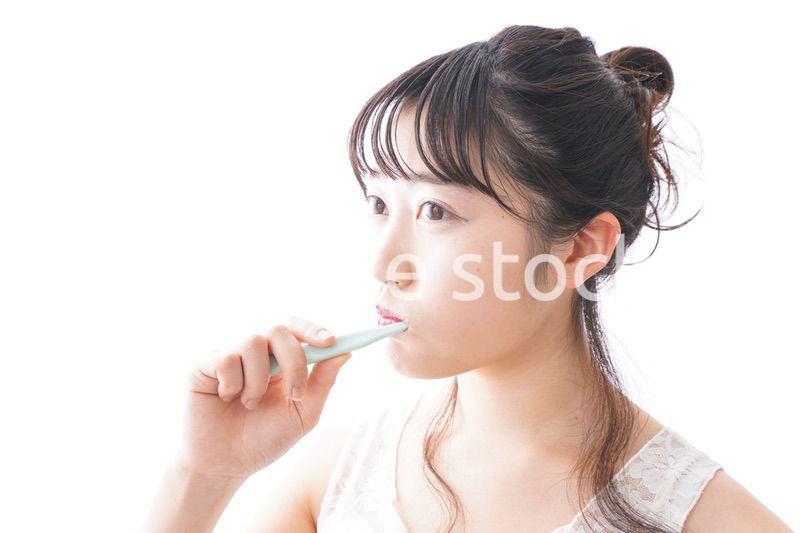 歯磨きをする若い女性