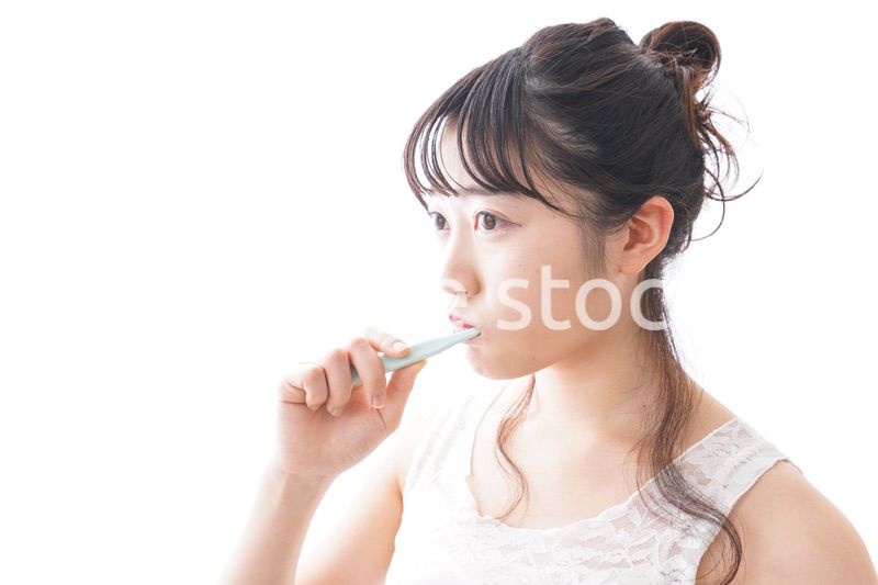 歯磨きをする若い女性