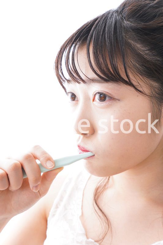 歯磨きをする若い女性