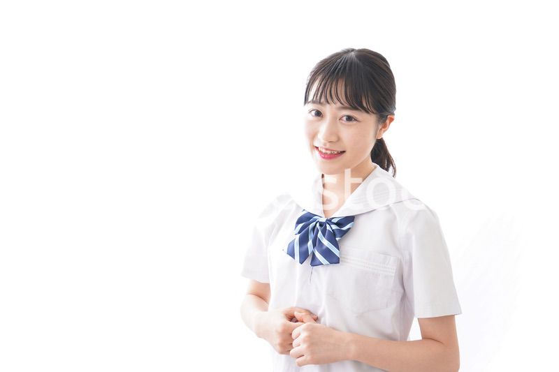 制服を着た笑顔の女子高校生