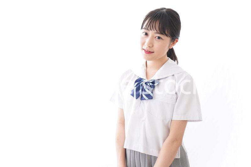 制服を着た笑顔の女子高校生