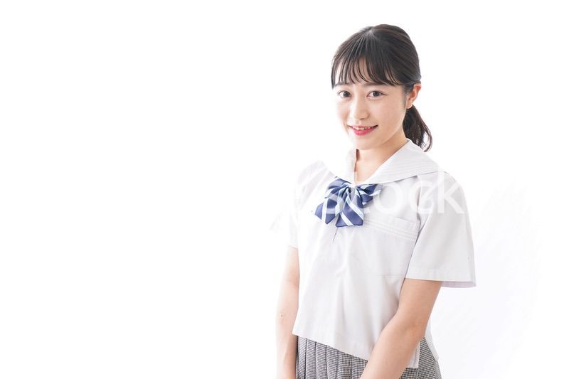 制服を着た笑顔の女子高校生