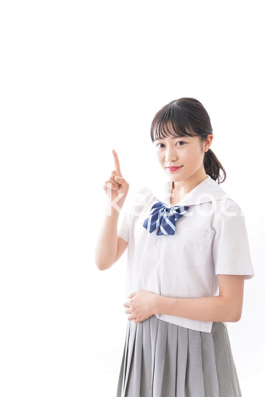 制服を着た笑顔の女子高校生