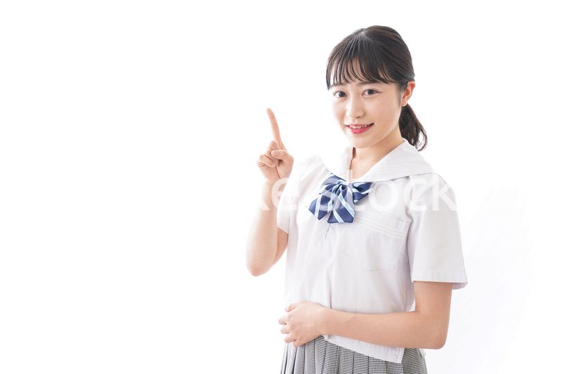 制服を着た笑顔の女子高校生