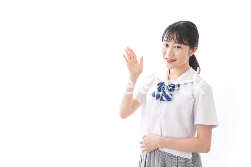 制服を着た笑顔の女子高校生