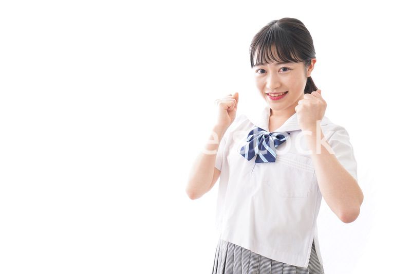 笑顔で勉強をする若い学生