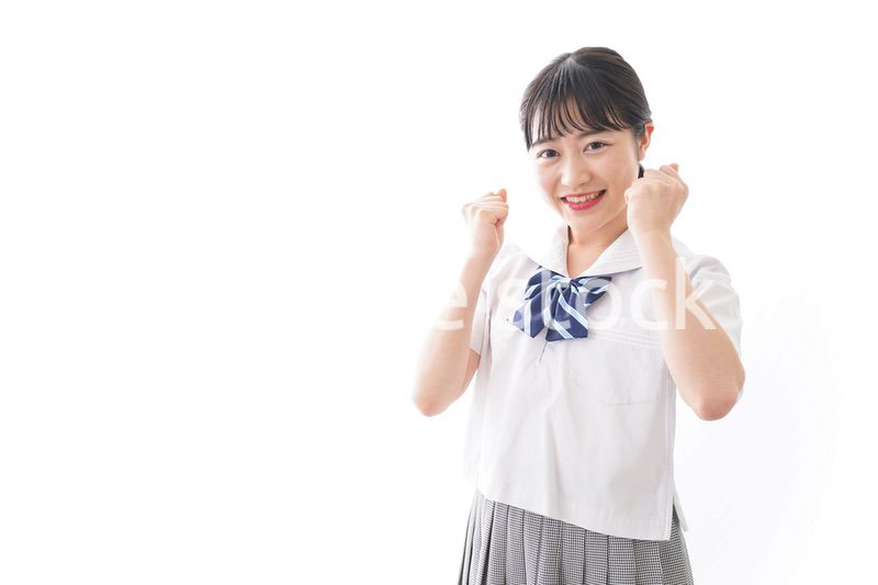 制服を着た笑顔の女子高校生