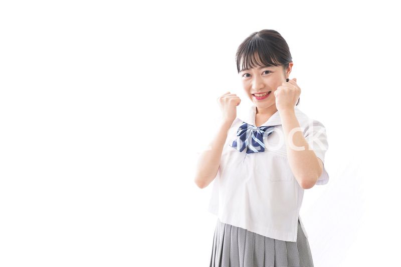 笑顔で勉強をする若い学生