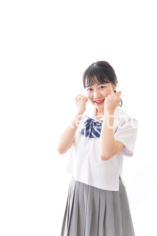 ガッツポーズをする制服姿の学生